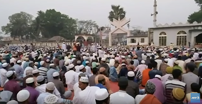 Более 10 тысяч мусульман посетили коллективную молитву против коронавируса