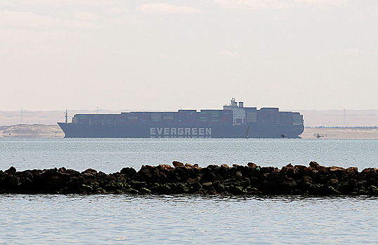 Контейнеровоз в Суэцком канале сняли с мели