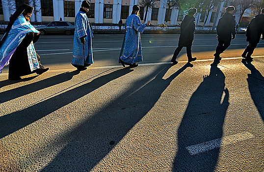«Колонна сотрудников ГИБДД выходит из тумана с иконами и хоругвями». Необычный крестный ход на Кубани