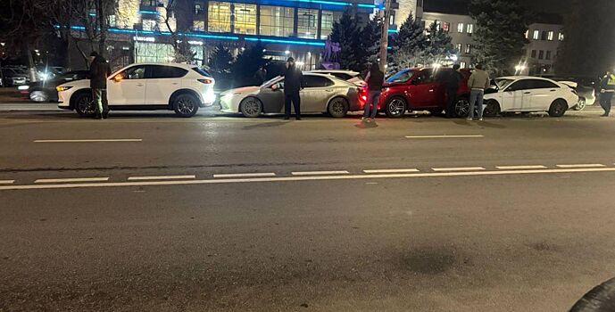 Водитель пострадал в массовом ДТП в центре Ростова