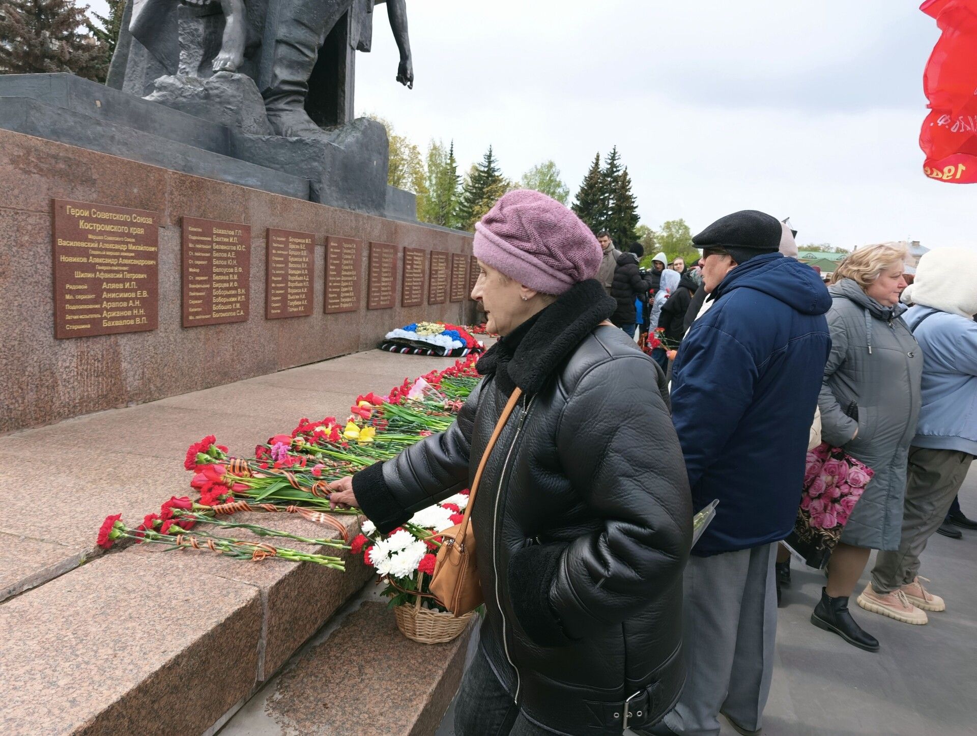 Вопреки снегу и слезам: как прошел День Победы в Костроме