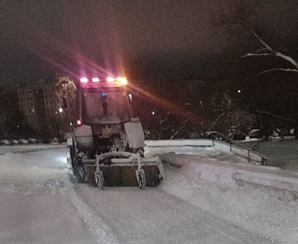 В Оренбурге коммунальщики устраняют последствия снегопада