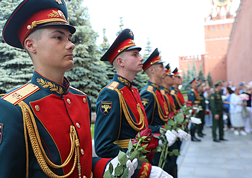 Заместитель Министра обороны России Андрей Картаполов возложил цветы к местам захоронения военачальников в Кремлевской стене