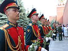 Заместитель Министра обороны России Андрей Картаполов возложил цветы к местам захоронения военачальников в Кремлевской стене