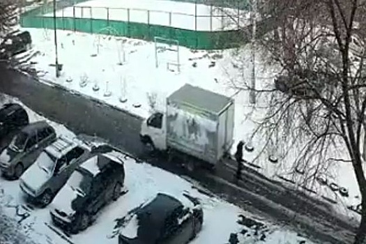 В Полевском ГАЗель переехала пенсионера: водитель разгрузил машину и скрылся