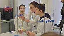 Школьники изучают химию во время игры