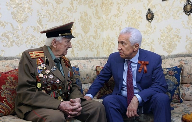 В Хакасии участковые уполномоченные ОМВД России по г. Саяногорску посещают ветеранов Великой Отечественной войны