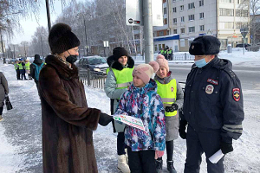 Тюменские школьники проводят информирование по дорожной безопасности на пешеходном туристическом маршруте