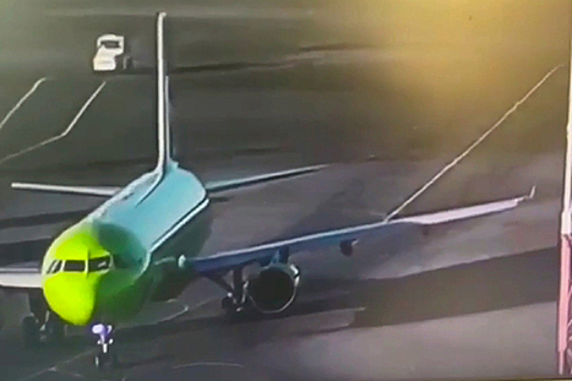 СК проверяет столкновение самолета с мачтой освещения в Толмачево