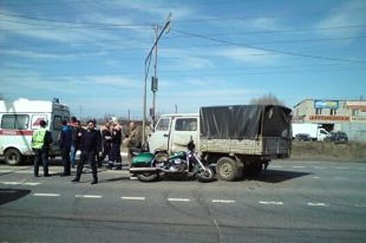 В Ростове Великом столкнулись грузовик и мотоцикл: есть пострадавшие