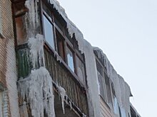 Эксперт разъяснила, кто должен очищать балкон от сосулек и снега