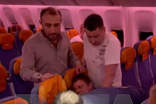 Россиянин пинал членов экипажа и пытался разбить иллюминатор на рейсе из Дубая