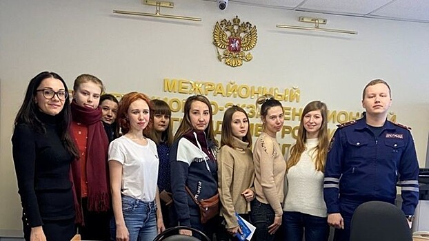 В Кировской области автоинспекторы поздравили автоледи, получивших водительские удостоверения