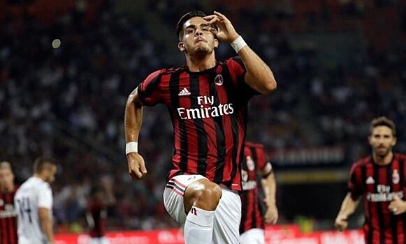 "Милан" разгромил "Шкендию", "Аякс" уступил "Русенборгу" и другие результаты