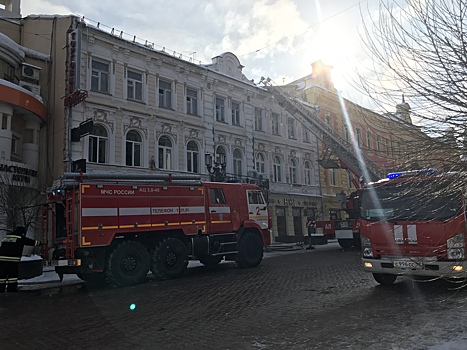 На Большой Покровской горит историческое здание (ФОТО)