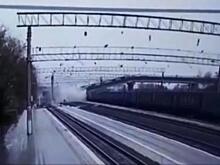 В РФ мост рухнул на железнодорожные пути