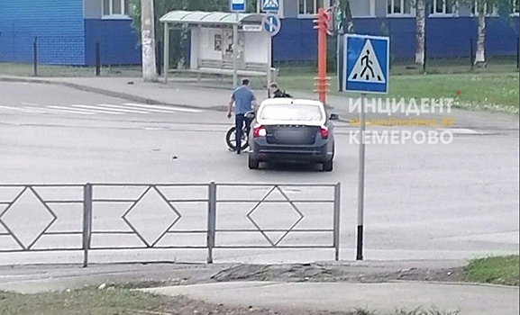 Мотоциклист столкнулся с автомобилем на перекрестке в Кемерове