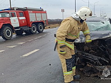 Две фуры «поиграли в футбол» легковушкой