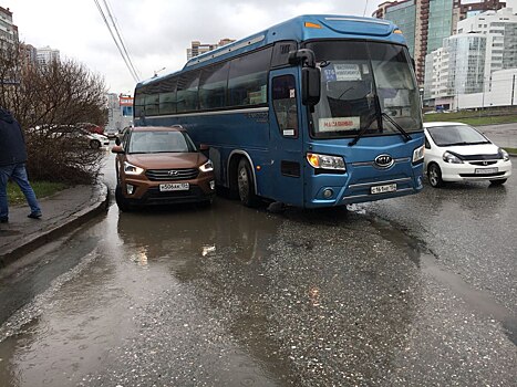 Междугородный автобус с пассажирами попал в ДТП в центре Новосибирска