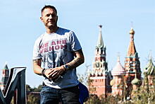 Впервые прибывший в Москву Том Харди остался доволен "селфи-мостом" в "Зарядье"
