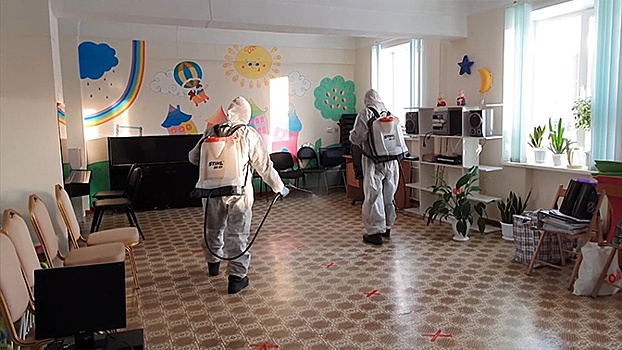 Бой коронавирусу: специалисты РХБЗ обработали десятки школ на Урале