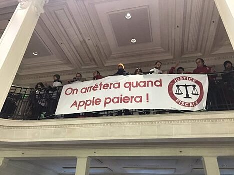 Протестующие ворвались в Apple Store и потребовали от Apple денег