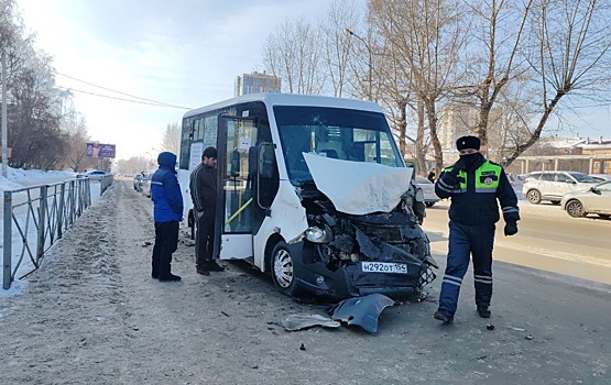 Пять человек пострадали в ДТП с маршруткой в Новосибирске