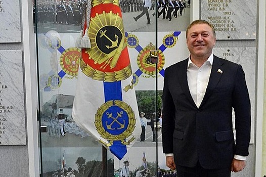 За вклад в патриотическое воспитание офицеров ВМФ: депутата Госдумы Ярошука наградили почётной медалью