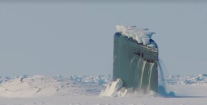Пробивающая лед подлодка США попала на видео