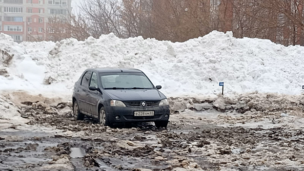 Чиновники: Автомобиль во дворе ЖК «Царицынский» был подтоплен до коммунальной аварии