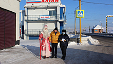 В Республике Алтай сотрудники Госавтоинспекции и полицейский Дед Мороз поздравили водителей и пассажиров с наступающим праздником
