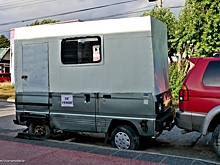 Suzuki Carry превратили в очень странный прицеп-автодом