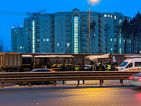 В Подмосковье на Новорижском шоссе столкнулись четыре военных автобуса и гражданский автомобиль