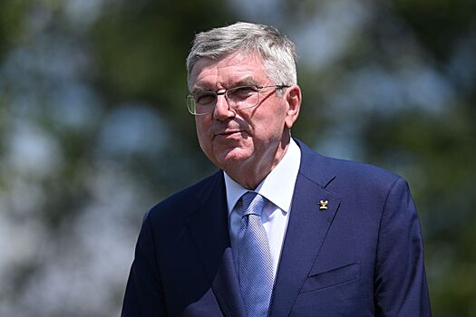 Российская лыжница Варвара Прохорова получила сувенир от главы МОК Томаса Баха