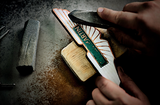 Aston Martin обновил логотип