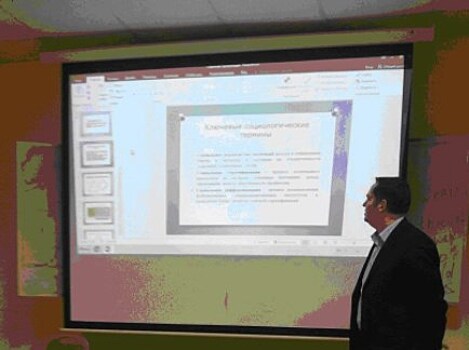 В гимназии имени Н. М. Карамзина обсудили средний класс в современной России