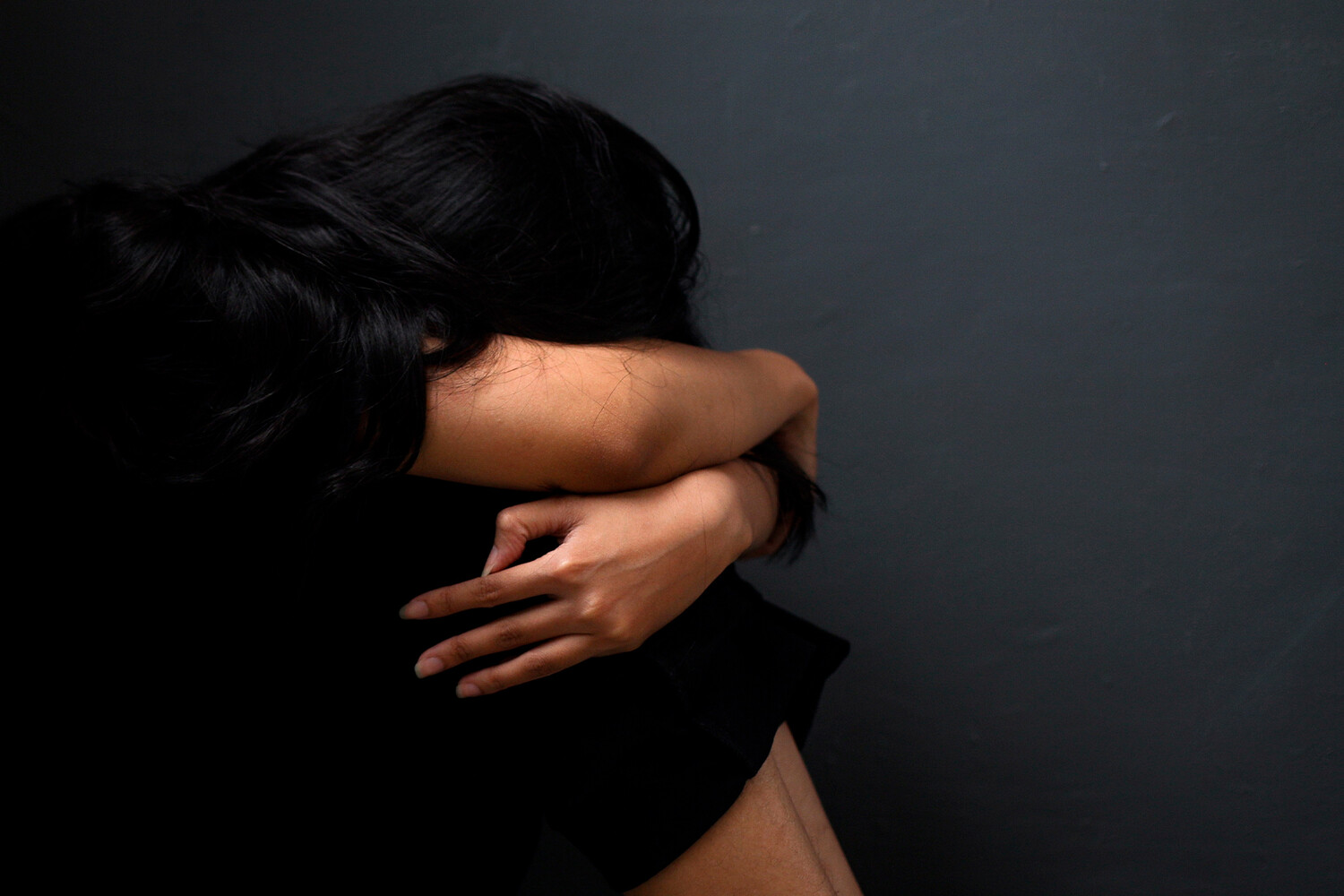 На Алтае фермер принуждал мужчину к работе, удерживая его подругу на цепи