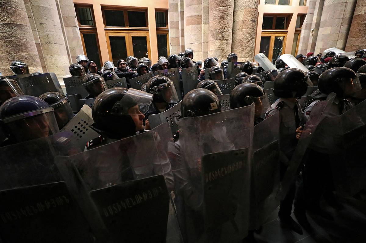 В Армении протестующие попытались перекрыть центр столицы