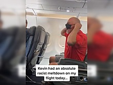 Рычащего в самолете пассажира засняли на видео