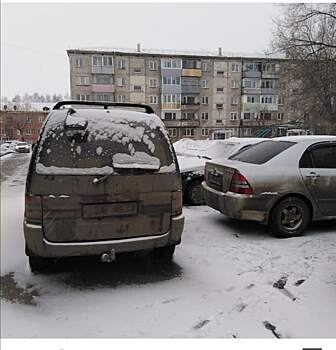 "Король парковки" с грязными номерами заблокировал автомобили кузбассовцев