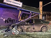 В Оренбурге иномарка протаранила остановку