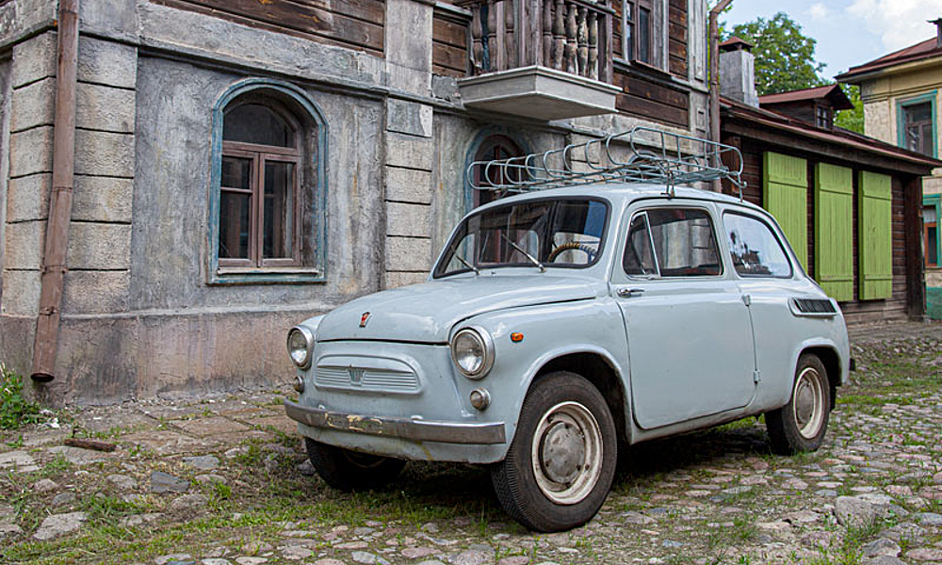 ЗАЗ-965 — советский микролитражный автомобиль, выпускавшийся с 1960 по 1963 год. ЗАЗ-965А «Запорожец» — модификация с двигателем мощностью 27 л. с., а позднее 30 л. с., выпускавшаяся с ноября 1962 по 1969 год. Всего было выпущено 322 166 автомобилей всех модификаций. ЗАЗ – 965 был крайне дешевым автомобилем и стоил 1800 рублей. По легенде, цена определялась как совокупная стоимость 1 000 бутылок водки (по 1,80 руб.) или 20 средних зарплат по стране