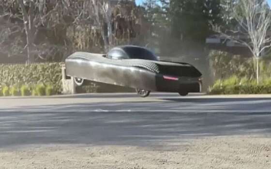 Летающий электрокар впервые облетел другое авто на тестах