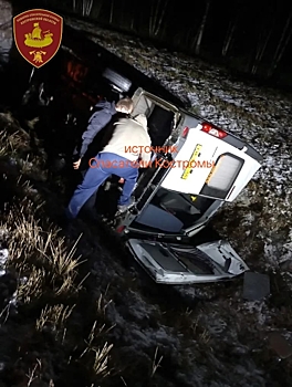 Маршрутка с пассажирами перевернулась на трассе в Костромской области