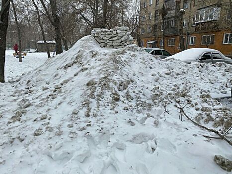 В Челябинске управляющие компании неделями не убирают снег