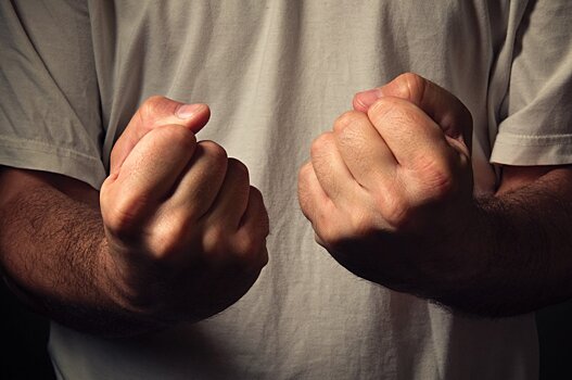 Несколько человек избили парня в магазине