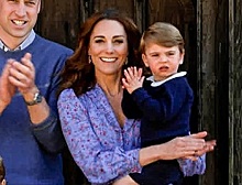 Кейт Миддлтон вышла к медикам в платье в цветочек и с аплодирующими принцем Уильямом и детьми