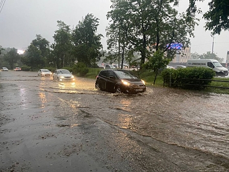 Непогода в Подмосковье: в области бушуют дождь, град, молнии, потоп