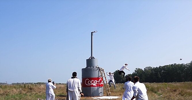 Россиянин устроил самый большой фонтан из кока-колы (The Daily Mail, Великобритания)