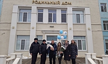 В Волгограде инспекторы ДПС поздравили с выпиской спасенную ими молодую маму